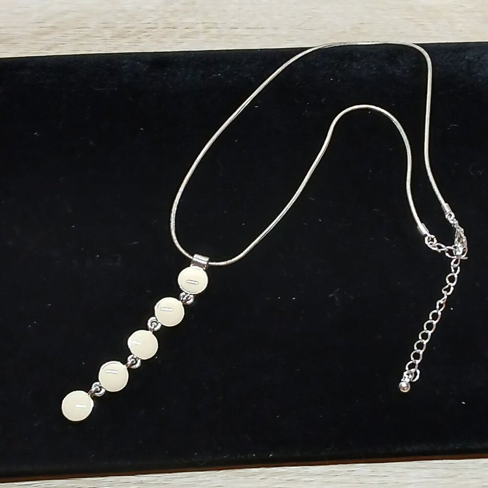 Vintage Cream Silver Tone Costume Jewelry Necklace #21W